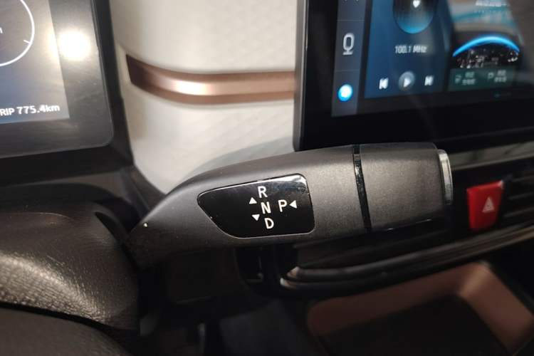 Used SOL E10X 2021 302 km Range Luxury Version 30.2 kWh Gear Lever