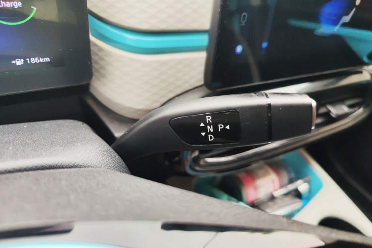 Used SOL E10X 2021 302 km Range Luxury Version 31.4 kWh Gear Lever