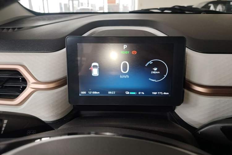 Used SOL E10X 2021 302 km Range Luxury Version 30.2 kWh Instrument Cluster