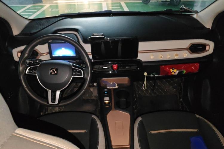 Used SOL E10X 2021 302 km Range Fashion Edition 31.4 kWh Center Console