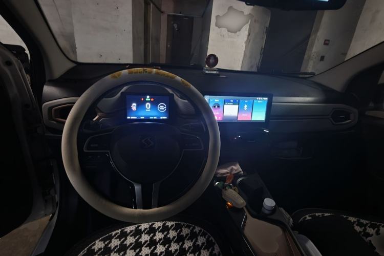 Used SOL E10X 2021 302 km Range Luxury Version 31.4 kWh Center Console