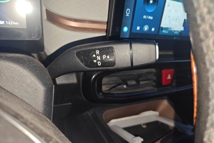 Used SOL E10X 2021 302 km Range Luxury Version 31.4 kWh Gear Lever