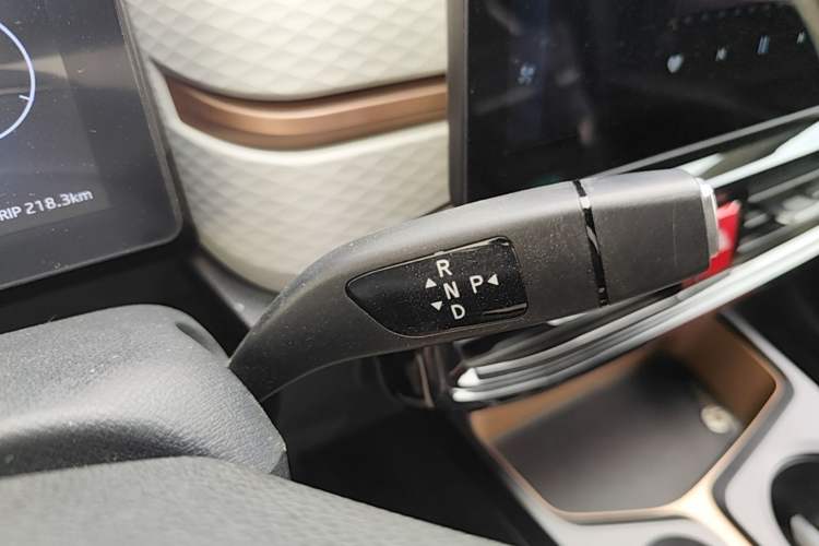 Used SOL E10X 2021 302 km Range Fashion Edition 31.4 kWh Gear Lever