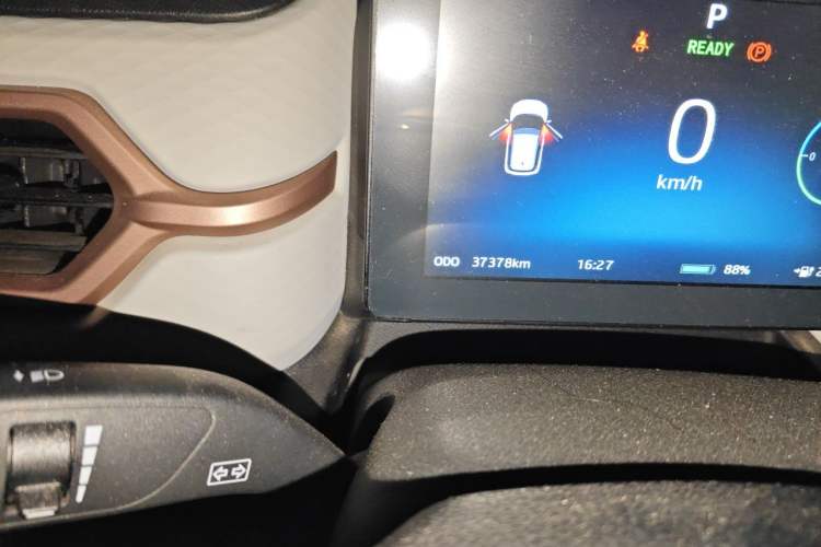 Used SOL E10X 2021 302 km Range Fashion Edition 31.4 kWh Odometer Close Up