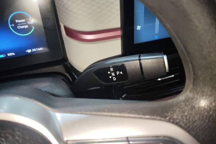 Used SOL E10X 2021 302 km Range Fashion Edition 31.4 kWh Gear Lever