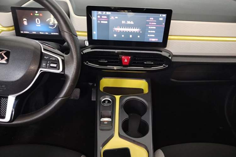 Used SOL E10X 2021 302 km Range Fashion Edition 31.4 kWh Audio And AC Panel