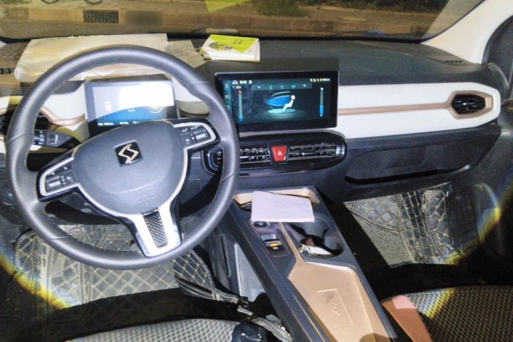 Used SOL E10X 2021 302 km Range Luxury Version 31.4 kWh Center Console
