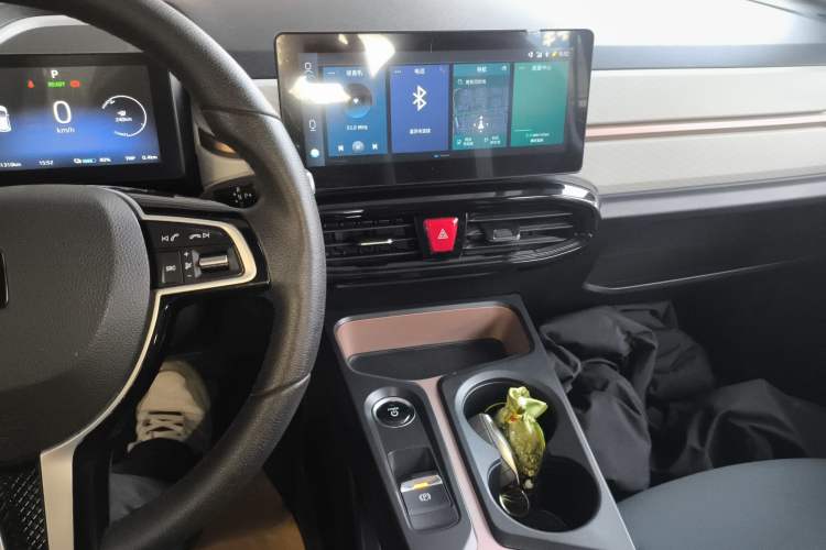 Used SOL E10X 2021 302 km Range Fashion Edition 31.4 kWh Audio And AC Panel