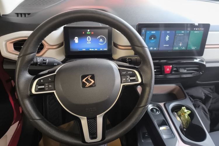 Used SOL E10X 2021 302 km Range Fashion Edition 31.4 kWh Center Console