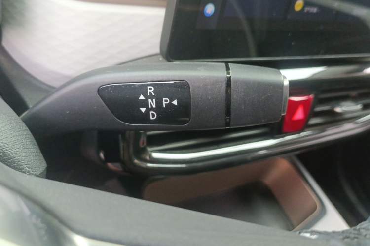 Used SOL E10X 2021 302 km Range Luxury Version 31.4 kWh Gear Lever