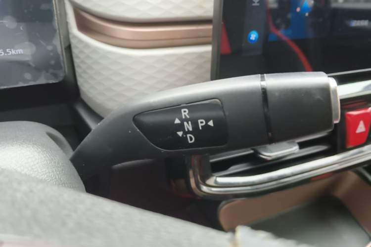 Used SOL E10X 2021 302 km Range Luxury Version 30.2 kWh Gear Lever