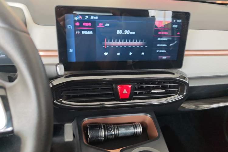 Used SOL E10X 2021 302 km Range Fashion Edition 31.4 kWh Audio And AC Panel