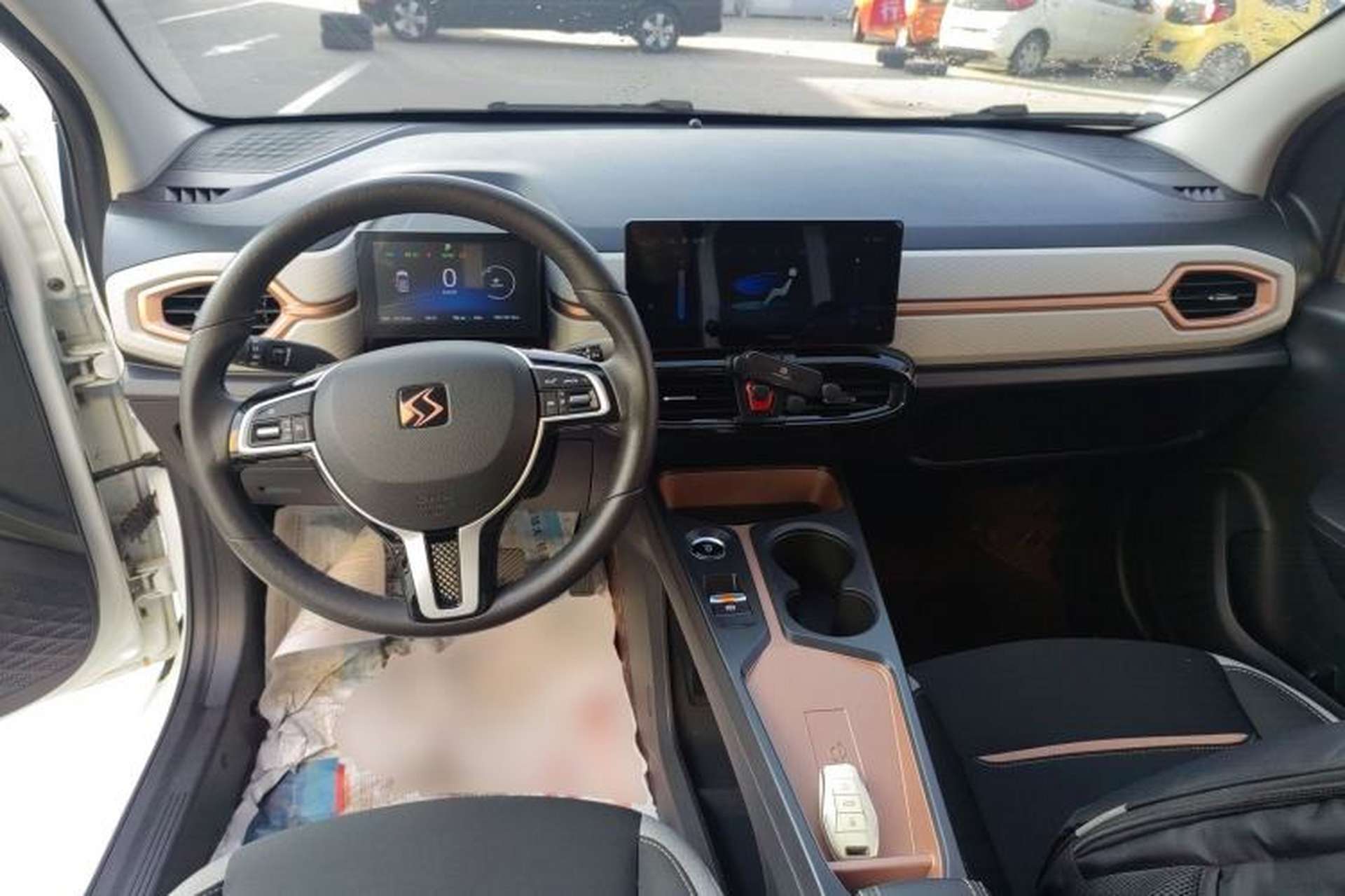 Used SOL E10X 2021 302 km Range Fashion Edition 30.2 kWh Center Console
