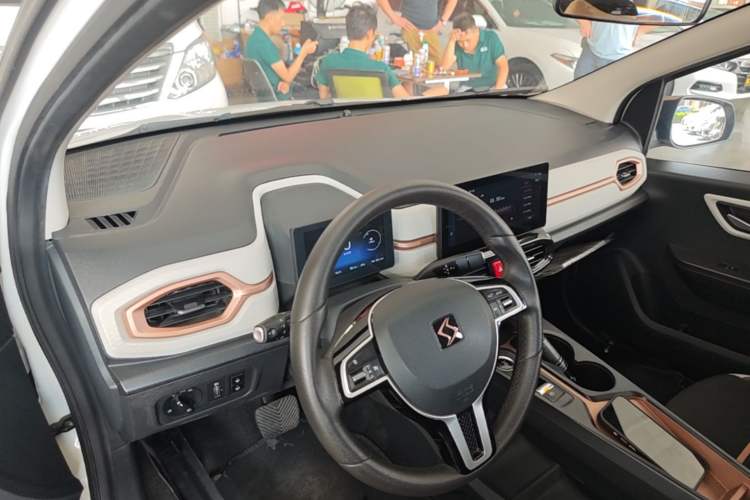 Used SOL E10X 2021 302 km Range Fashion Edition 31.4 kWh Center Console