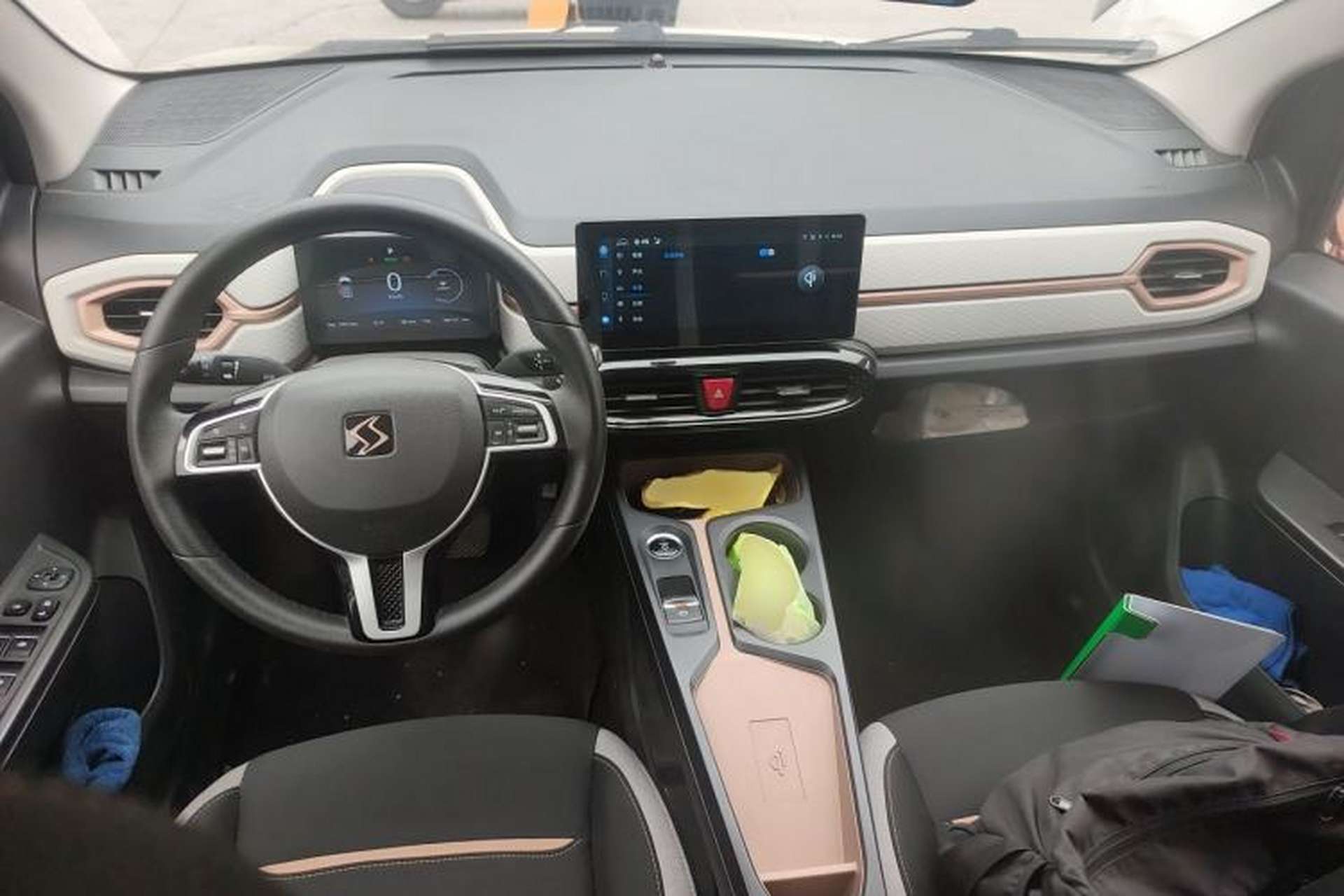 Used SOL E10X 2021 302 km Range Luxury Version 30.2 kWh Center Console