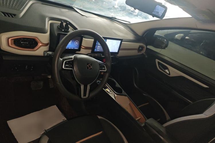 Used SOL E10X 2021 302 km Range Luxury Version 31.4 kWh Center Console