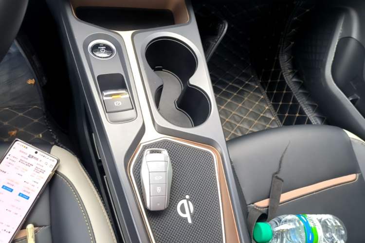 Used SOL E10X 2021 302 km Range Luxury Version 31.4 kWh Gear Lever