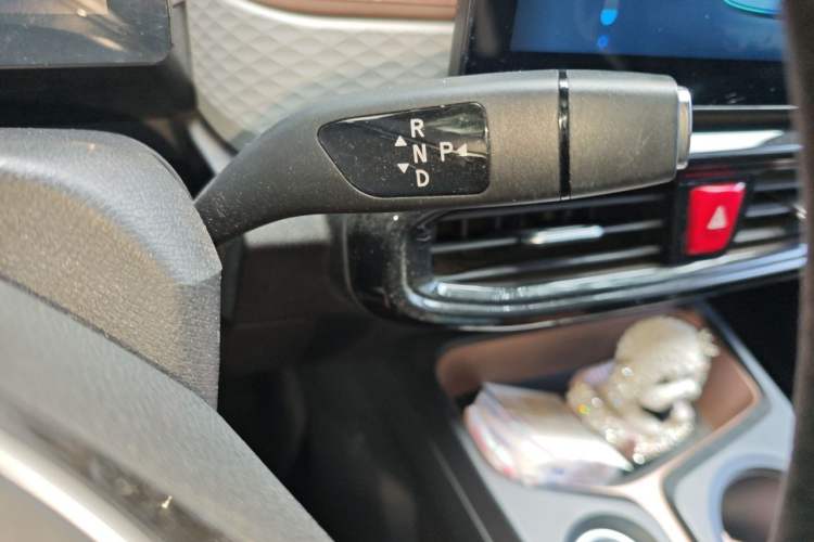 Used SOL E10X 2021 302 km Range Fashion Edition 31.4 kWh Gear Lever