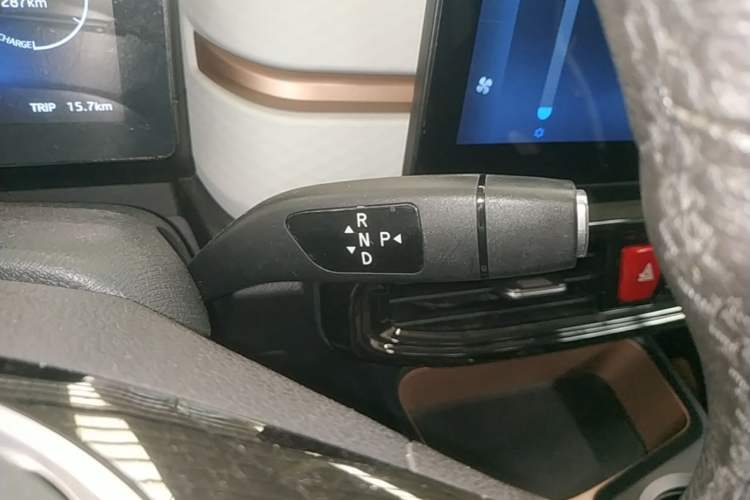 Used SOL E10X 2021 302 km Range Fashion Edition 31.4 kWh Gear Lever