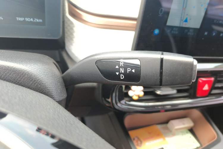 Used SOL E10X 2021 302 km Range Luxury Version 31.4 kWh Gear Lever