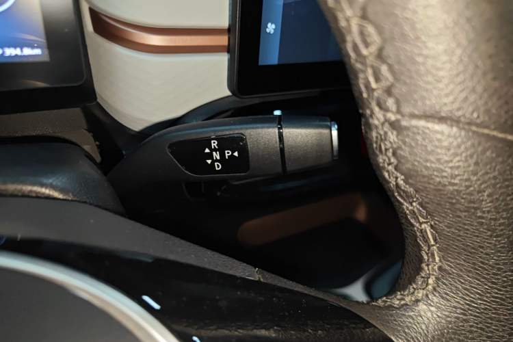 Used SOL E10X 2021 302 km Range Fashion Edition 31.4 kWh Gear Lever