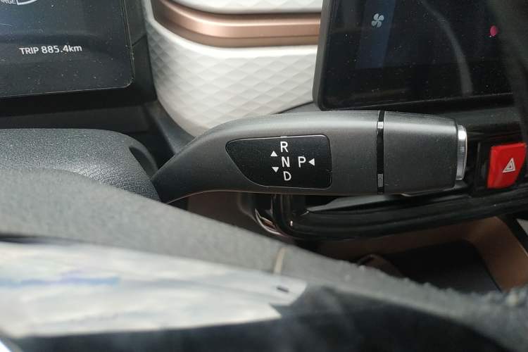 Used SOL E10X 2021 302 km Range Luxury Version 31.4 kWh Gear Lever