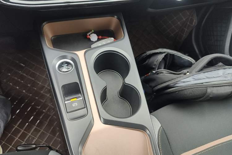 Used SOL E10X 2021 302 km Range Fashion Edition 31.4 kWh Gear Lever