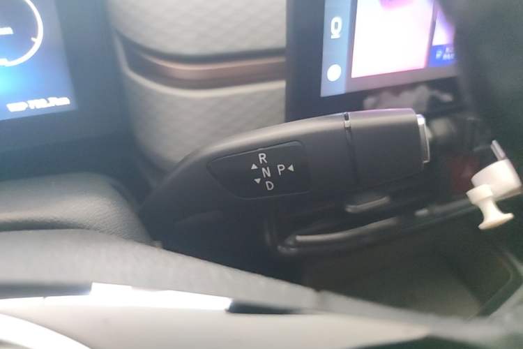 Used SOL E10X 2021 302 km Range Luxury Version 31.4 kWh Gear Lever