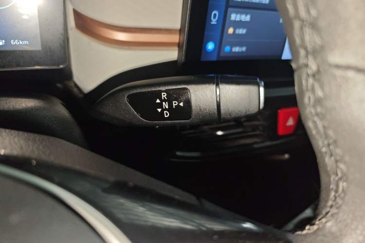 Used SOL E10X 2021 302 km Range Luxury Version 31.4 kWh Gear Lever