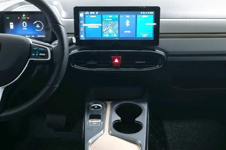 Used SOL E10X 2021 302 km Range Fashion Edition 31.4 kWh Interior 4