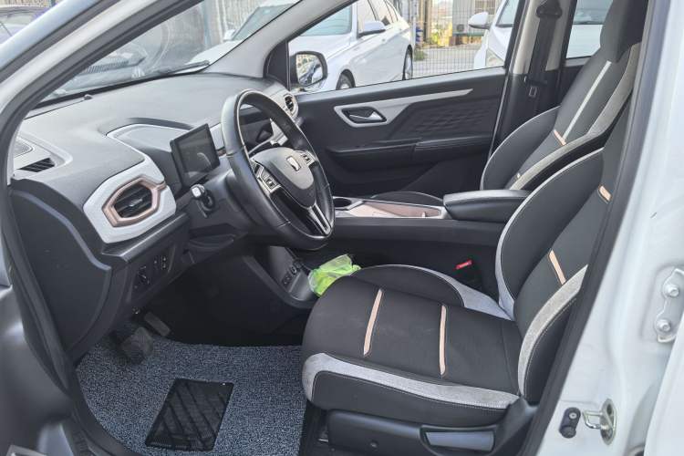 Used SOL E10X 2021 302 km Range Luxury Version 31.4 kWh Interior 5