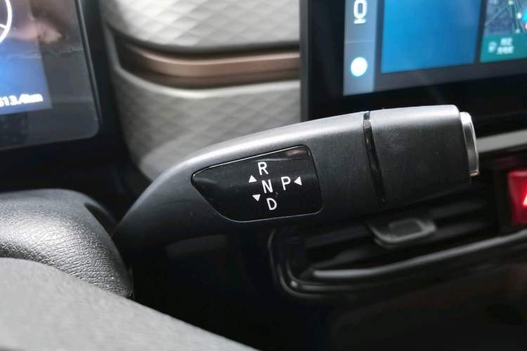 Used SOL E10X 2021 302 km Range Fashion Edition 31.4 kWh Interior 5