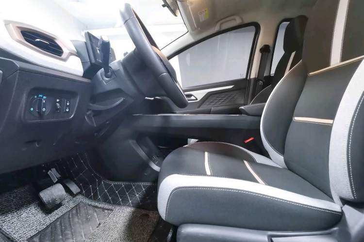 Used SOL E10X 2021 302 km Range Fashion Edition 31.4 kWh Interior 7