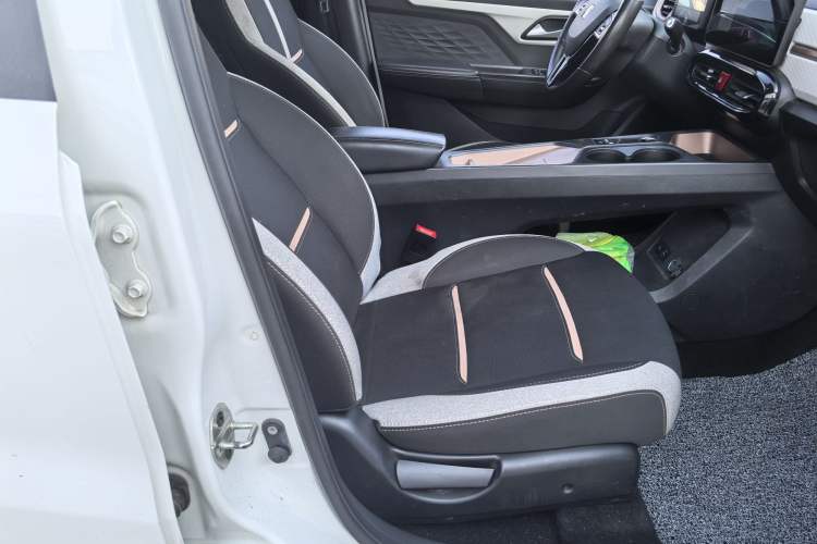 Used SOL E10X 2021 302 km Range Luxury Version 31.4 kWh Interior 9