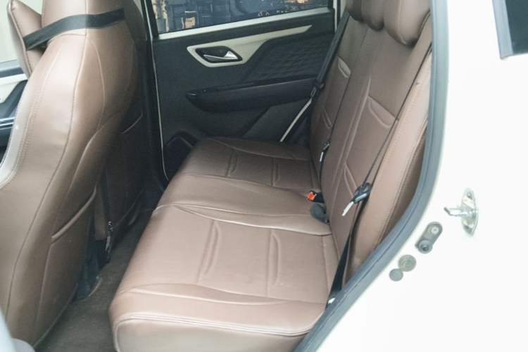 Used SOL E10X 2021 302 km Range Fashion Edition 31.4 kWh Left Rear Seat