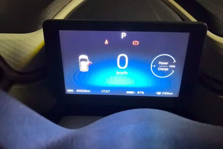 Used SOL E10X 2021 302 km Range Luxury Version 31.4 kWh Odometer Close Up