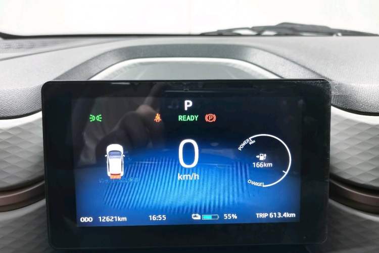 Used SOL E10X 2021 302 km Range Fashion Edition 31.4 kWh Odometer Close Up