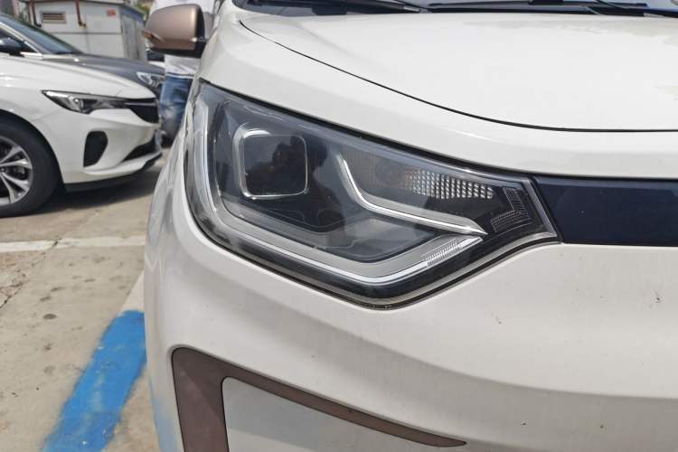 Used SOL E10X 2021 302 km Range Fashion Edition 31.4 kWh Right Front Headlight
