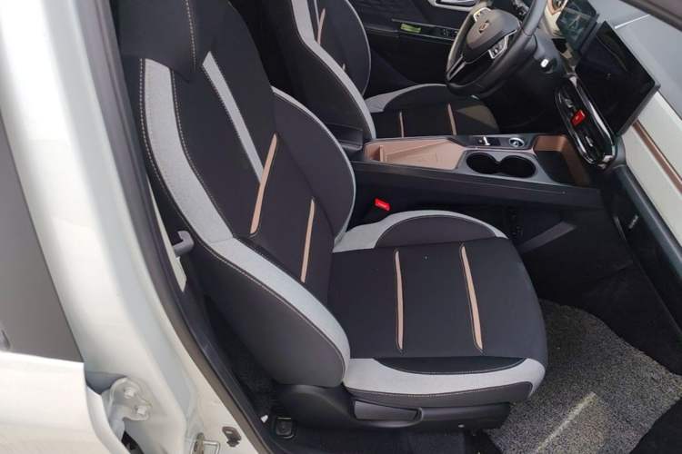 Used SOL E10X 2021 302 km Range Fashion Edition 31.4 kWh Right Front Seat