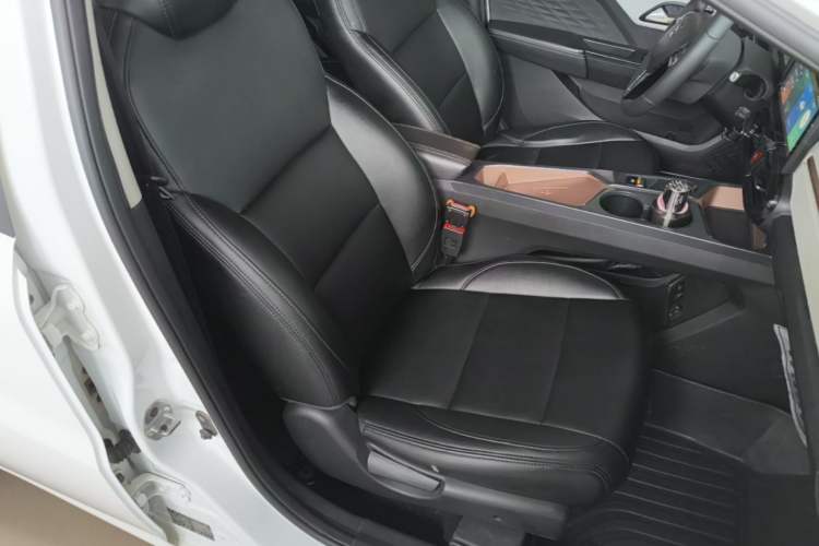 Used SOL E10X 2021 302 km Range Fashion Edition 31.4 kWh Right Front Seat