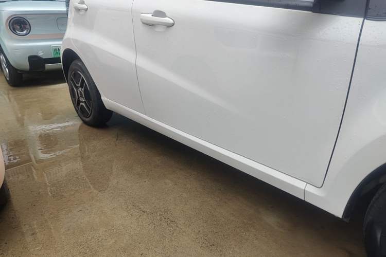 Used SOL E10X 2021 302 km Range Fashion Edition 31.4 kWh Right Side Sill