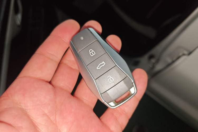 Used SOL E10X 2021 302 km Range Luxury Version 31.4 kWh Vehicle Key