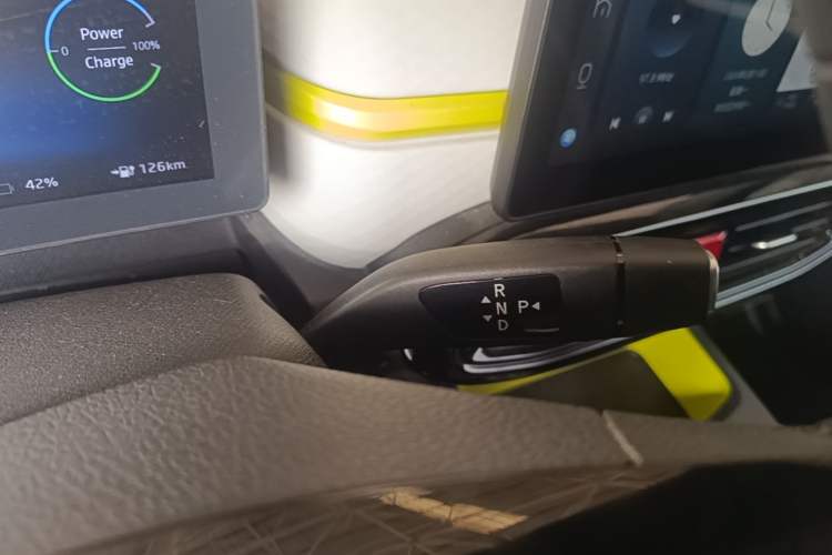 Used SOL E10X 2021 302 km Range Luxury Version 31.4 kWh Gear Lever