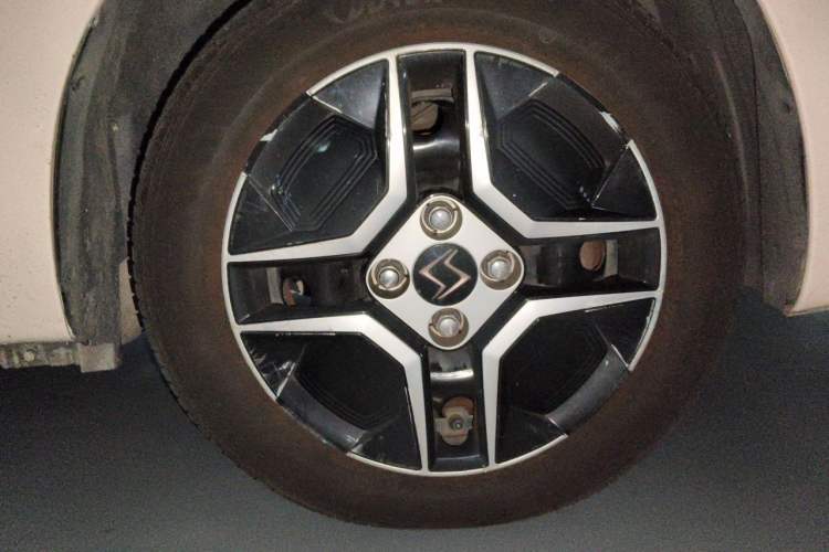 Used SOL E10X 2022 Flower Fairy Design Four-Leaf Clover Right Front Wheel Hub