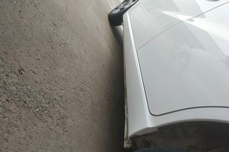 Used SOL E10X 2023 251 km Cloverleaf 36 kW Left Side Sill