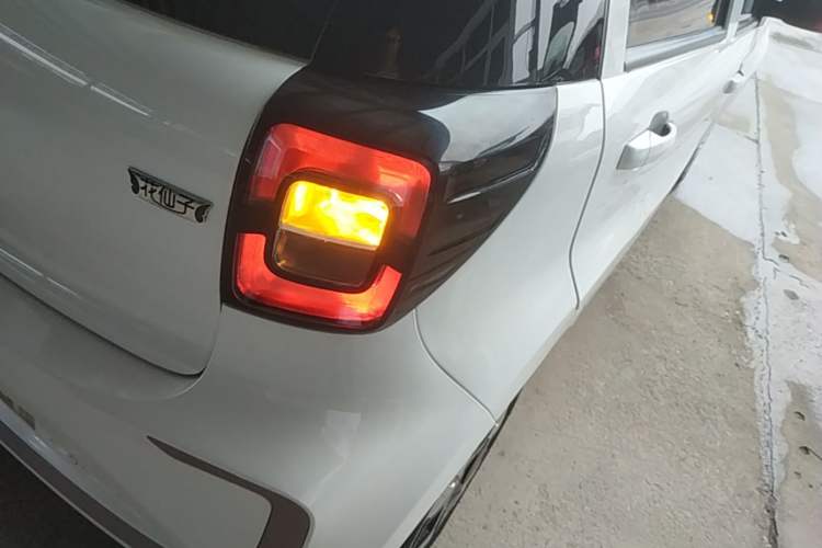 Used SOL E10X 2023 251 km Cloverleaf 36 kW Right Rear Taillight