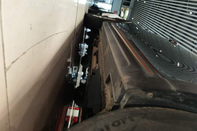 Used SOL E20X 2020 Heartbeat Edition Right Side Sill
