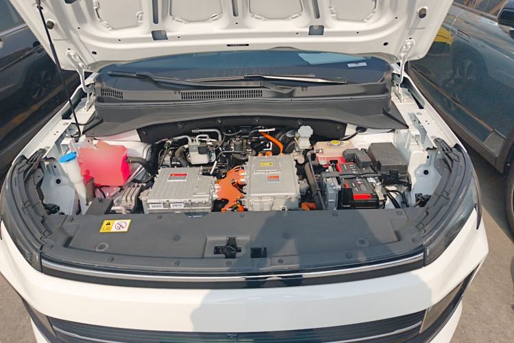 Used SOL E40X 2022 Business Edition Engine Bay