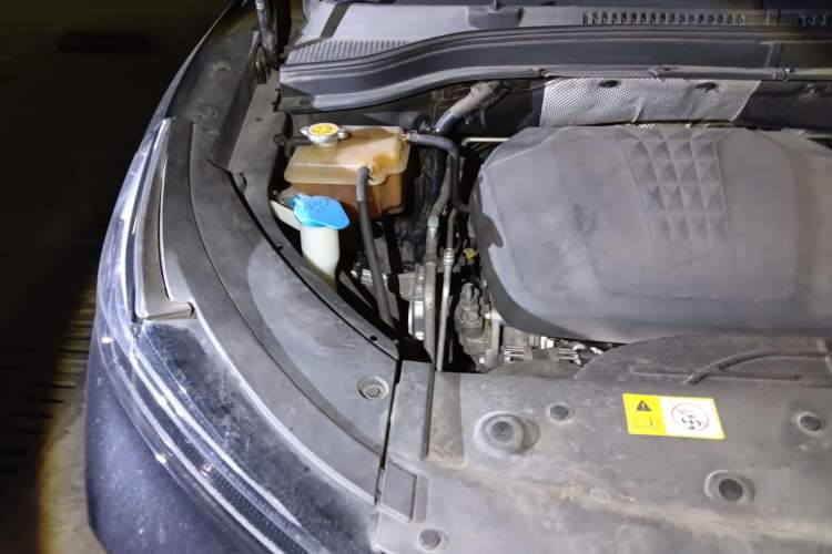 Used SOL QX 2021 300T DCT Prestige Smart Connectivity Version Engine Bay Right