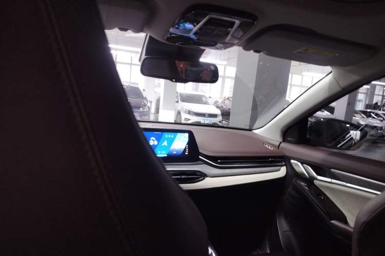 Used SOL QX 2021 300T DCT Prestige Smart Connectivity Version Headliner